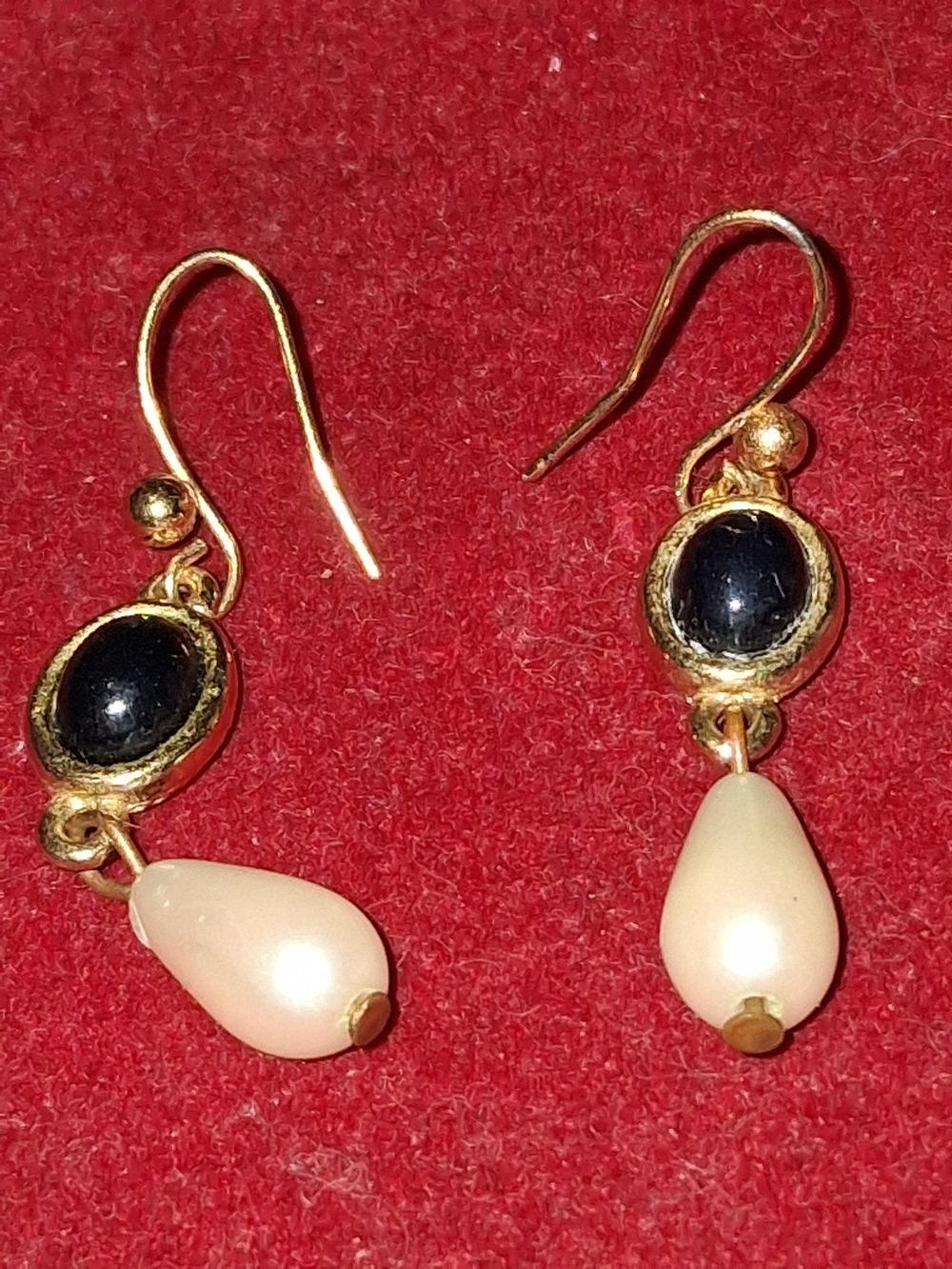 Source Unknown Gold-Tone Earrings with Black Cabochons & Cream Teardrops
